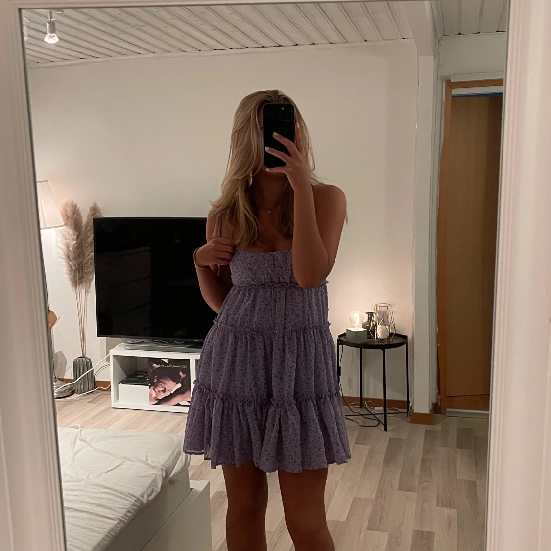 Blommig lila volangklänning 