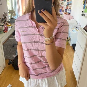 Adidas tröja - Superfin Adidas tröja i jättefint skick💕 Väldigt unik och vintage🥰 Strl S men passar XS-M💜 