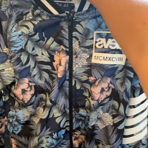 Träningskofta  - En kofta med olicka mönster på 