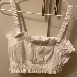 Gulligt linne - Har aldrig användt denna önskar att jag trivdes i den för den är jätte söt verkigen och sitter jätte bra, passar bra till blåa jeans eller svarta kostymbyxor!!👍🏼👍🏼