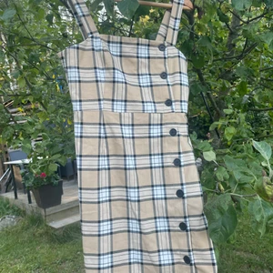 Rutig klänning - Rutig klänning från HM  i strl S. Fint skick!