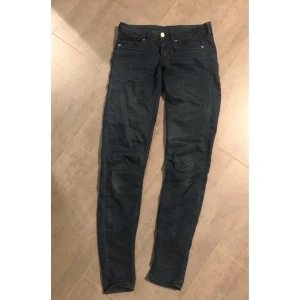 Mörkblå/navy jeans - Ett par mörkblåa byxor. De ser ut som jeans men materialet är skönare & lite stretchigare, väldigt bekväma. Tyvärr lite för små för mig. Hör av dig vid frågor eller om du vill ha fler bilder🥰