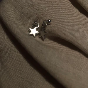 Smycken - Örhängen. Stjärnorna 25kr. Korsen 30kr✨  frakt 24kr 