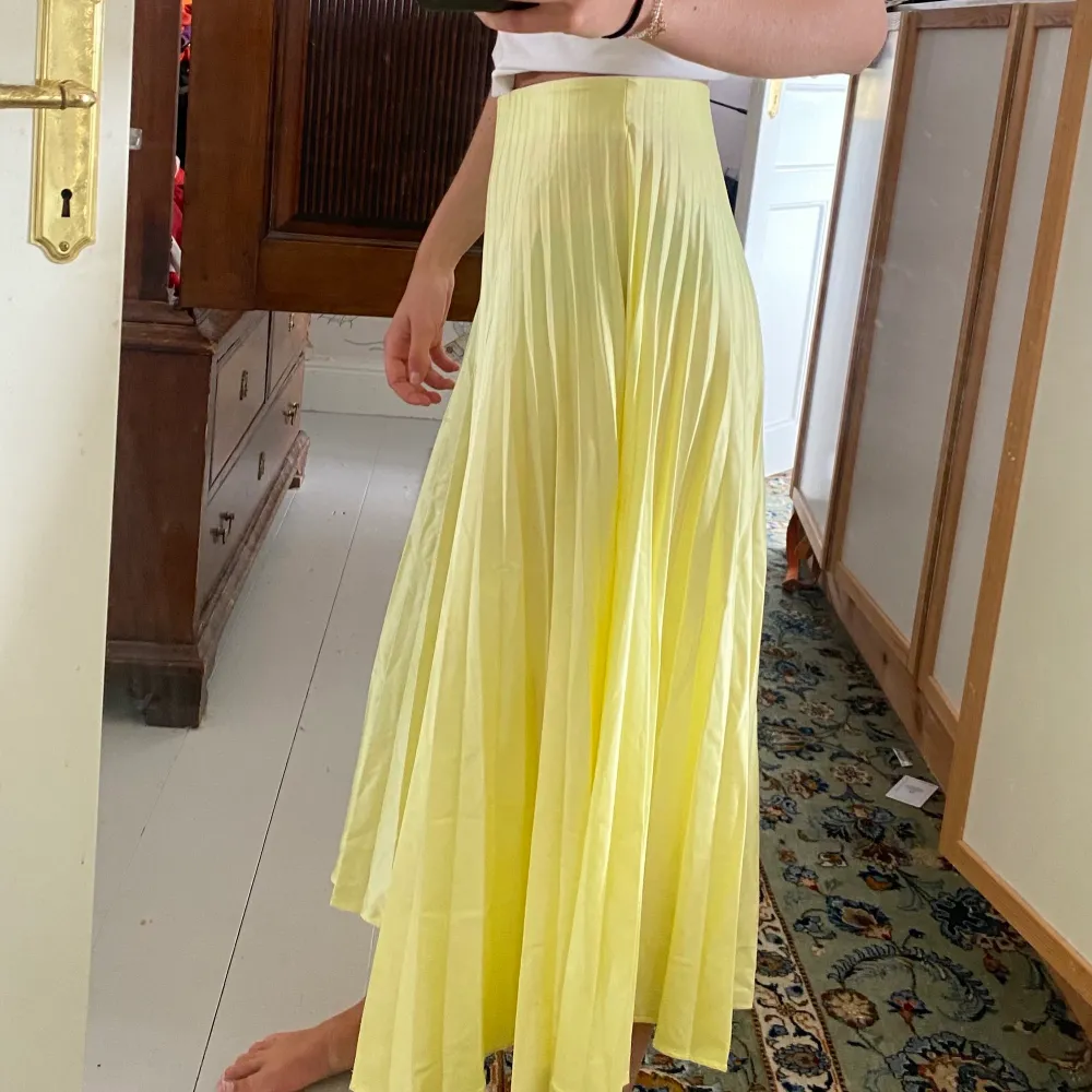 Plisserad gul silkes kjol med fin längd. Jag är 164cm lång. Kjolar.