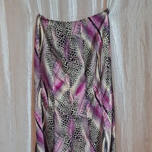 A purple 💜 patternd skirt  - Den är lilla och har en överdel som jag kommer också sälja. Den har Mönster, har inte använts. Ignorera #