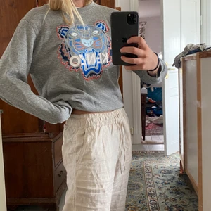 Kenzo sweater - Grå kenzo sweater med loggan i broderi köpt för flera år sedan och har inte använts på länge. Barn storlek men funkar fint till en vanlig xs. Nypris var omkring 2500 så skulle uppskatta högre bud än utropspris