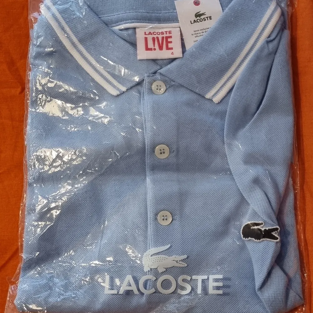 Helt ny pikétröja av märket Lacoste säljes. Storlek S.. T-shirts.