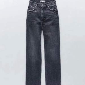 Har dessa par skitsnygga Zara jeans som inte kommer till användning tyvärr. De är slutsålda överallt. Hör av er för egna bilder🧚 frakt tillkommer🧚