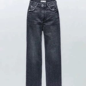 Zara Jeans - Har dessa par skitsnygga Zara jeans som inte kommer till användning tyvärr. De är slutsålda överallt. Hör av er för egna bilder🧚 frakt tillkommer🧚