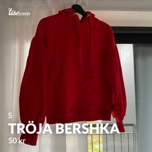 Tröja från Bershka - läs texten i min bio innan ni skickar massa frågor! snabba, direkta och krångelfria köp prioriteras! säljer ut massa från min garderob till ett billigt pris, pruta ej! fast fraktpris! önskar du däremot köpa flera av mina kläder kan jag skicka detta i samma paket för fraktpriset av en! 