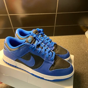 Nike dunks Storlek 43 - Ett par feta Nike dunks som knappt är använda. Passformen är bra och skorna utan fel eller skador. Box följer med men den är skadad då säljaren till mig förstörde den helt och hållet under frakten. Annars mycket feta dojor till ett bra pris. 