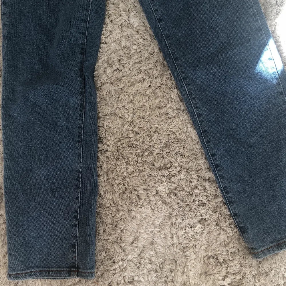 Såååå fina jeans från Na-kd som dock är lite för små för mig. Aldrig använda bara testa fåtal gånger❤️. Jeans & Byxor.