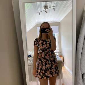 blommig klänning  - en fin sommarklänning med blommor🌸🌸🌸har haft i några år