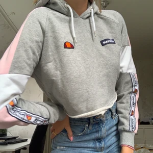 Croppad hoodie från ellesse - En snygg hoodie från Ellesse som inte används så mycket längre! I bra skick då den inte har används mycket! Är i storlek S🥰 frakt ingår ej i priset
