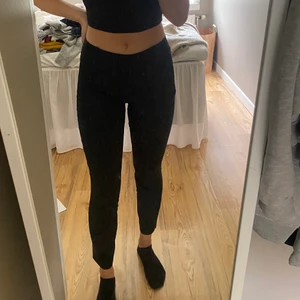 kostymbyxor - ett par svarta ish kostymbyxor från H&M, storlek 34🖤🖤lite resår i midjan, ingen dragkedja, knapp eller liknande.