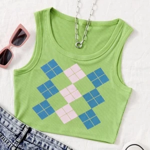 Grön topp - Inte så gammal cirka 3 månader. Använd ett fåtal gånger då den inte riktigt är min stil. Som ny o skicket! Ni kan buda, den med högst bud "vinner"! 