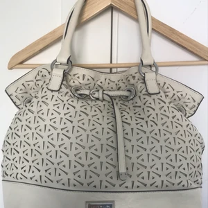 Äkta Karen Millen väska i skinn  - Super snygg skinnväska från lyxiga Karen Millen med leopard mönstrad foder. Nypriset var 4200 kr. I fint skick bara en bit tyg på insidan som har lossnat från en ring. Fler bilder finns och köparen står för spårbar frakt med PostNord 66kr.
