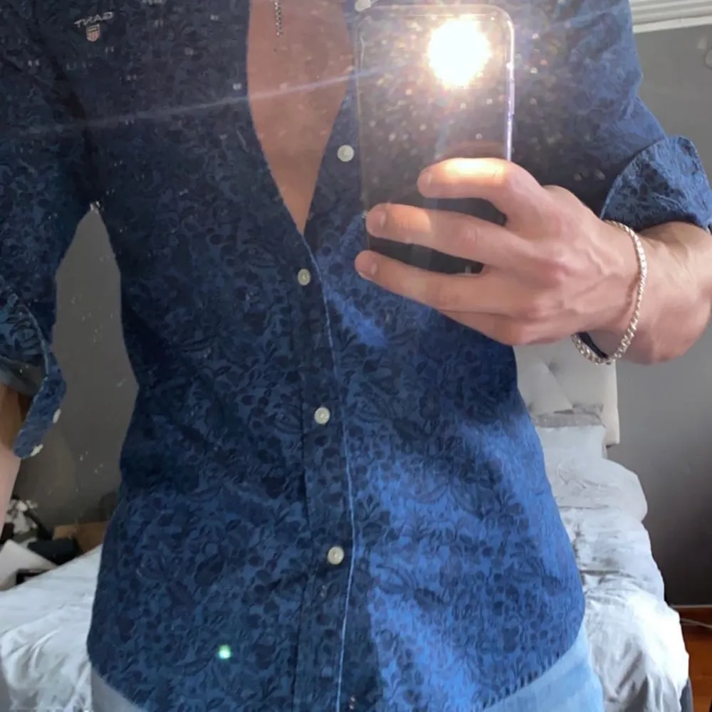 Gant skjorta i storlek small från kollektionen seasonal indigo. Skjortor.