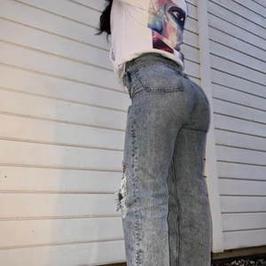 Hm jeans  - Ett par blåa high waiated mom jeans från H&M, kostar 299 i nypris men säljs för 149. De är i storlek 36 och är helt friska, den första bilden är lånad och den andra är från h&ms egna hemsida. Priset är inte fast och går att diskutera. 