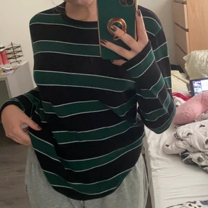 Sweater/kofta i storlek XS-S - Det är en fin kofta i XS men passar även S. Säljer pga d kom aldrig till användning. (Vet inte riktigt vart den är ifrån)