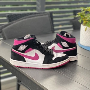 Jordan 1s Magneta Mid - Dessa behöver ett nytt hem så fort som möjligt! De är i väldigt bra kvalitet med inga slitningar förutom lite creasingar där fram, nytvättade och redo att skickas iväg. Nypris låg på 1800 kr, pris kan alltid diskuteras! Använda hyfsat mycket. Köpta i storlek 40,5 men sula är i så passar från 39 och uppåt. Extremt sköna att gå i dessutom 🥰 tar gärna emot bud från 1150+ säljer senast på torsdag så skriv privat, först till kvarn!
