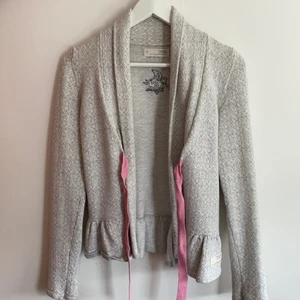 Odd Molly kofta - Jättefin vit/grå odd Molly kofta med rosa detaljer, sparsamt använd, som ny🤍💖  Frakt tillkommer med 57kr📦