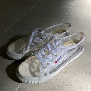 Superga genomskinliga - Unika Superga inköpta i Japan 2019. Coola genomskinliga Superga som en kan ha roliga strumpor i som en snygg detalj. Säljer pga använder allt för sällan. Sparsamt använda några gånger så sulan undertill är inte vit längre.