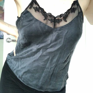 Blått spetslinne  - Lent spetslinne i blå, second hand. Oanvänd. Anpassade axelband. Originalpriset 150kr 