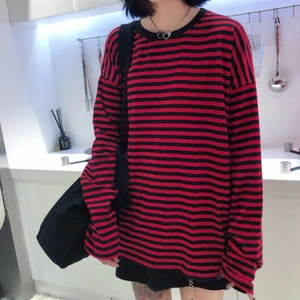 Red/black stripped long sleeve shirt - Säljer min absolut favorit tröja från yesstyle som jag har köpt för 200 kr + 160 kr frakt. Kondition: jätte bra och har använts många gånger men ser nästan ny ut. Storlek L/XL. Bud start från 150 + frakt. Ignorera hashtagen