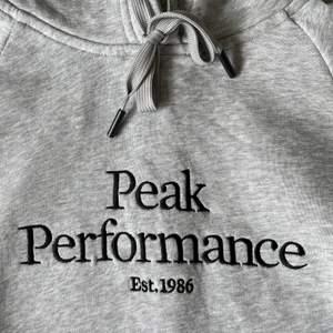 Peak perfomance hoodie säljes då den inte kommer till användning! Storlek S!! 