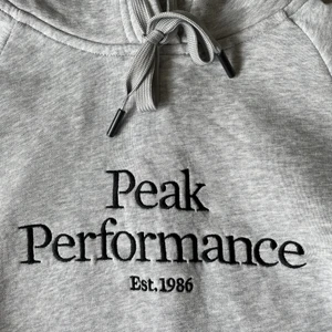 Peak Hoodie!!  - Peak perfomance hoodie säljes då den inte kommer till användning! Storlek S!! 