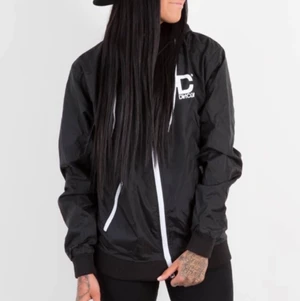 Vindjacka dirtcült storlek S - ”Vindjacka” i storlek S, endast prislappen är avtagen men aldrig använd så den är i nyskick, går på 800kr ny men säljer för 450 plus frakt på 79. Kan postas vart som, finns annars i sundsvall