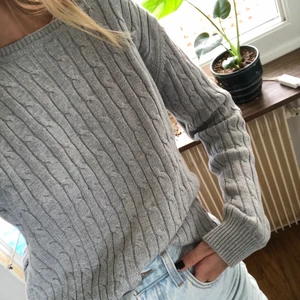 Kabelstickad goding från crocker - Kabelstickad tröja unisex. Den är något oversized på mig, har vanligtvis storlek S. Grym kvalitet, har använt i flera år men känns helt oanvänd! 