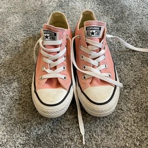 Låga converse  - Säljer mina jätte fina rosa converse! Säljer då de är för små💕nästan aldrig använda! Är i jätte bra skick, skriv om du vill ha mer bilder! Köparen står för frakten💕