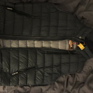 Parajumperväst - Pjs väst i bra skick, skriv gärna vid intresse. Söker snabb affär. Nypris ca 3000kr