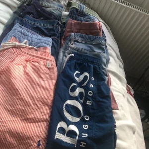 7st shorts/badkläder smal och medium. - 7st shorts/badkläder smal och medium storlekar. Hugo Boss badkläderna är barn storlek. Jeans och tyg material. Zara, h&m, Boss och Polo märker.