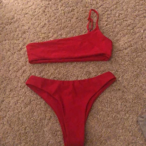 Röd bikini  - En fin och oanvänd bikini från shein.❤️Bikinin är i storlek xs men brukar ha S och passar mig ❤️ köparen står för frakten om man inte kan komma och hämta🥰