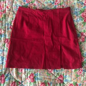 Röd kjol med slits helt oanvänd från HUMANA! Är i storlek S och är i lite stretchigt material men väldigt bekvämt! Säljer bara i Stockholm då jag inte fraktar utan bara möter upp för tillfället!