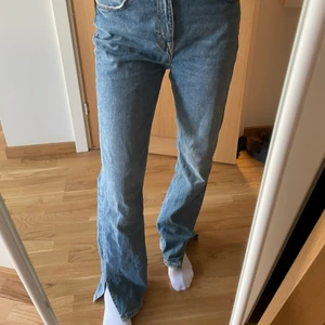 Jeans med slits  - Säljer dessa sjukt fina blå jeansen med slits, dessa är tyvärr för stora för mig och därför kommer dem passa bättre på någon annan. Från pull&bear i storlek 38. Jag är ungefär 176 som referens och då lägger dem sig sjukt fint över skorna. 💞🙌🏼 
