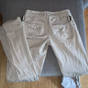 Beiga byxor - Bra skick, men tyvärr är dom för små för mig. Lågmidjade och raka ben, jättefina! Kontakta mig om du vill ha mått elr så