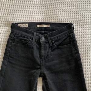 Lågmidjade skiny jeans från Levis, säljer då de är för små för mig 💚💙 Högst budande vinner ! 