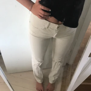 beige byxa - Beige byxa från BRAX strlk 34 köpta här på plick men används inte längre (frakt tillkommer)