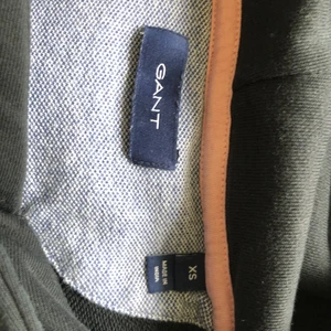  Äkta Gant hoddie storlek xs  - Hoddien är i mycket bra skick använd ca 2-4  gånger NYPRIS:1500   BETALAS MED SWISH 