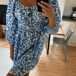 Mango klänning - Säljer denna magiska klänning från Mango. Knappt använd och perfekt skick! Storlek S