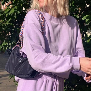 Lila sweatshirt  - Säljer min lila sweatshirts från Monki. Använd ett fåtal gånger. Säljer då den inte kommer till användning längre. Passar xxs-s (oversized i modellen). Köpt för 199 kr på Monki. Frakten ingår inte i priset. Vid mer info skriv privat💗