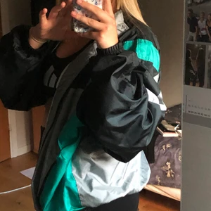 Vintagejacka - Cool, fräsch och en allmän vibb. En vintage ”windbreaker”, men perfekt att använda närsomhelst, en ute kväll eller bara till skolan. Inte too much men ändå den här typiska vintage stilen💚🖤🤍