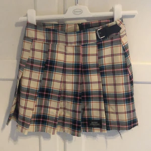 Rutig kjol från bershka storlek S - Kort rutig kjol från Bershka med väck och ett svart spänne i midjan. Aldrig använd. Storlek S men ganska liten.