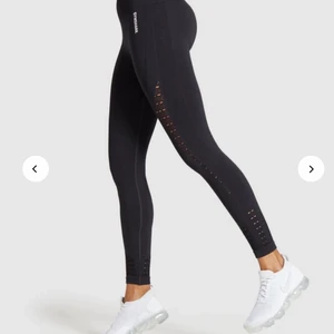 Gymshark leggings  - Säljer ett par Svarta Gymshark Leggings i modellen energy+seamless. Endast testade med skulle själv behöva en större storlek. Sista bilden är tagen med Blix så de är svarta inte blå! 🤍