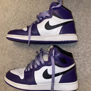 Jordan 1 Court Purple White  - Snygga jordans som är i bra skick. Jag har satt på de lila skosnörena men svarta skosnören ingår så man kan byta! De är äkta och box + äktighetsbevis medkommer. De har lite repor och så som ej går bort och därav det låga priset.  Nypris 4000