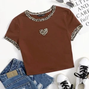 Leopard topp  - En brun leopard topp! 🐆 använt en gång. 51kr + 12kr frakt = 63kr totalt!❣️